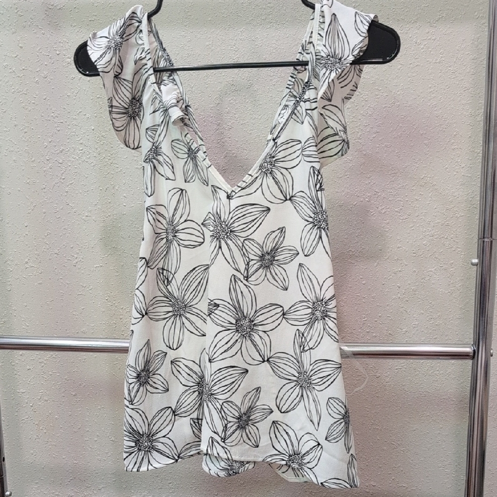 Gilli Black and White Floral Blouse